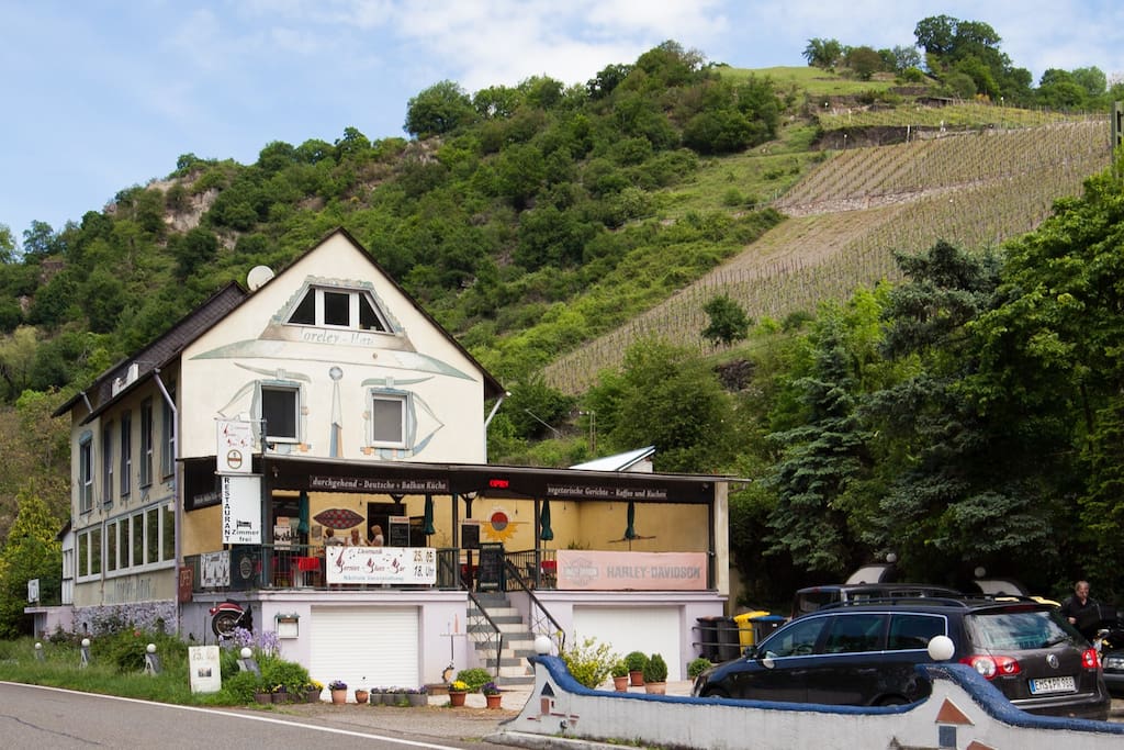 BerniesBluesBar im Loreleyhaus am Fuße des Loreleyfelsen