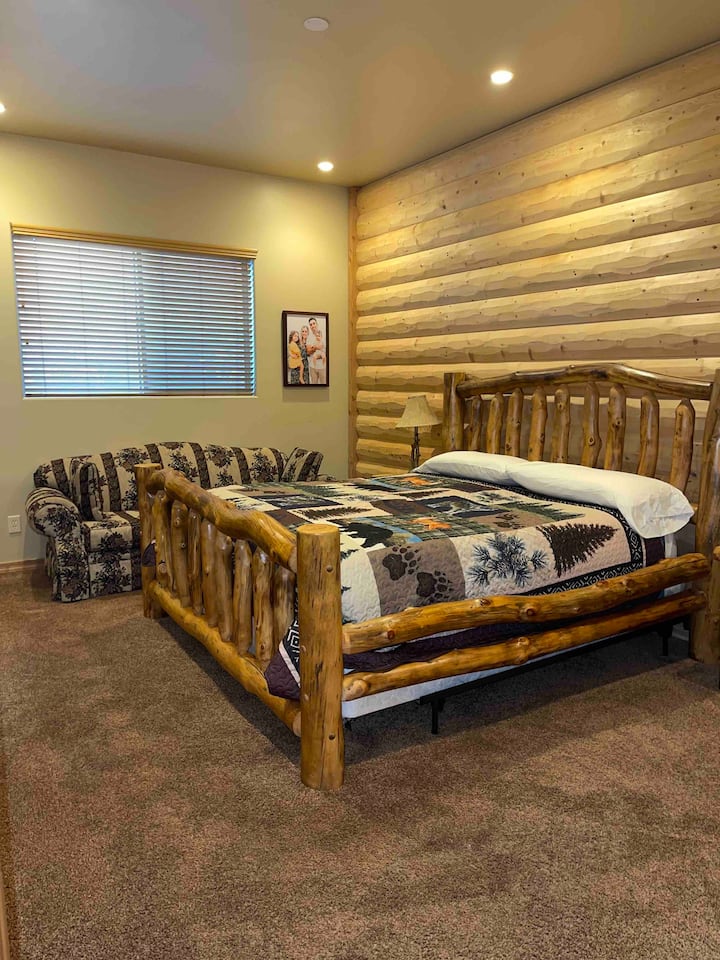 Dormitorio tamaño king en el sótano