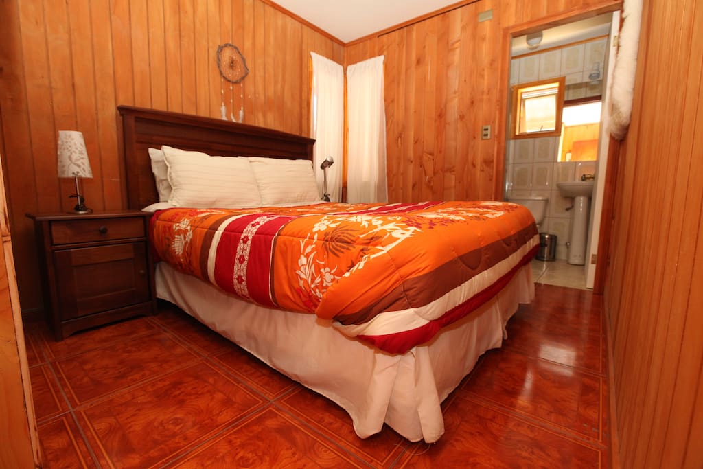 Habitacion Chinay , categoria estandar , cama matrimonial , baño privado , tv cable e internet wi fi.