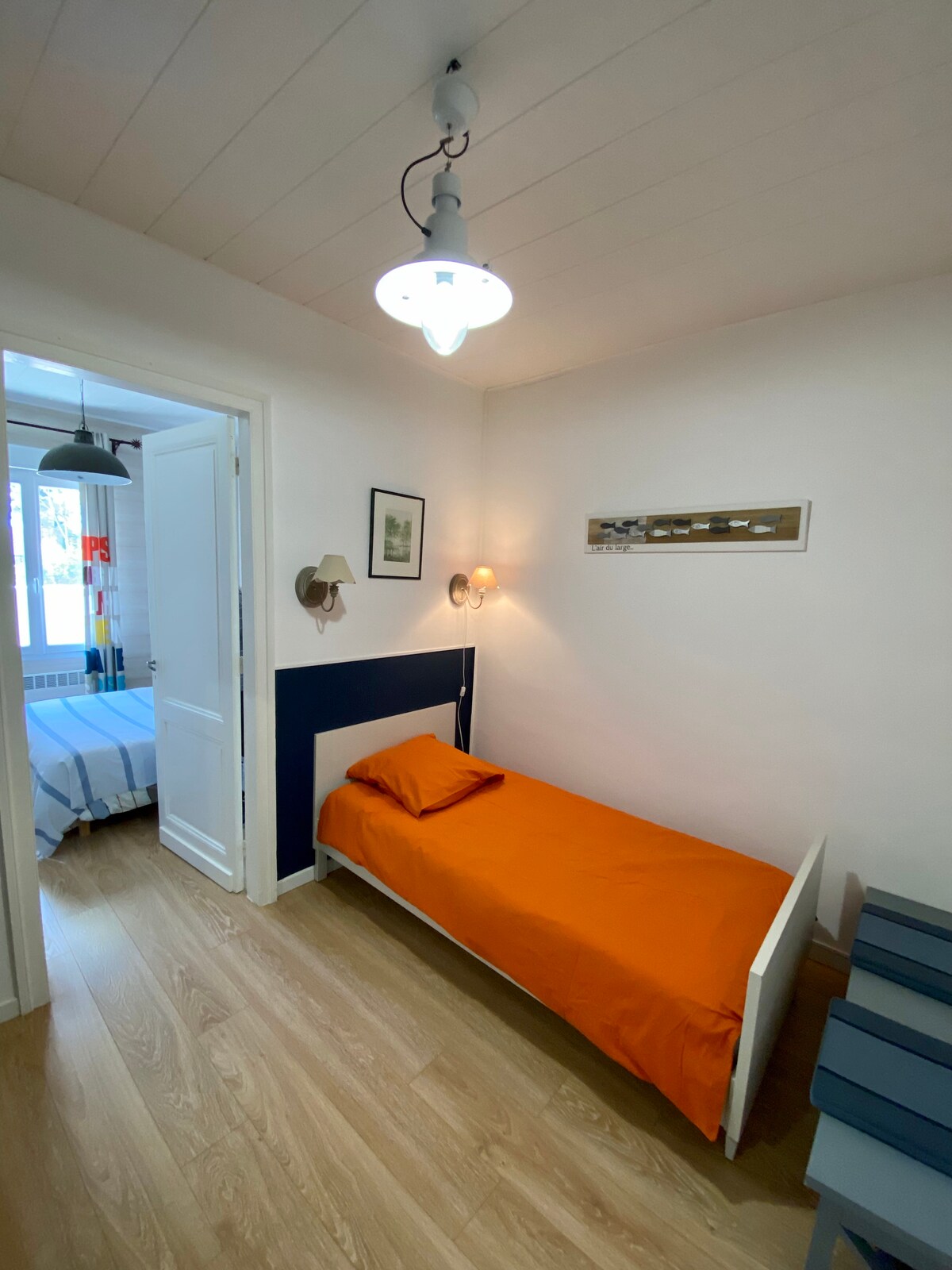 غرفة نوم في صف مع سرير واحد