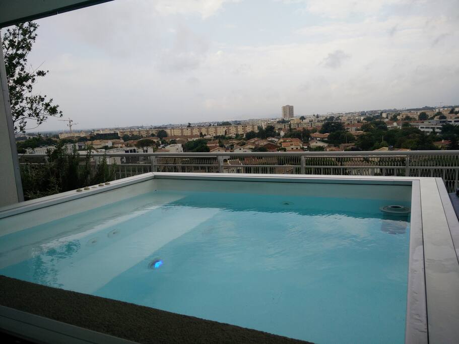 Spa sur la terrasse de la villa sur toit