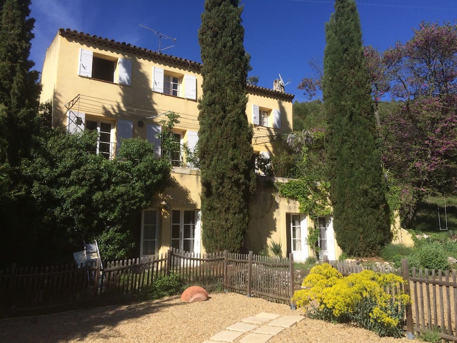 maison depuis la piscine