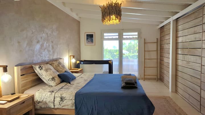 Chambre 1 vue mer, lit King size 180x200 cm, salle d'eau et wc privatifs. Grand placard avec étagères et penderie.