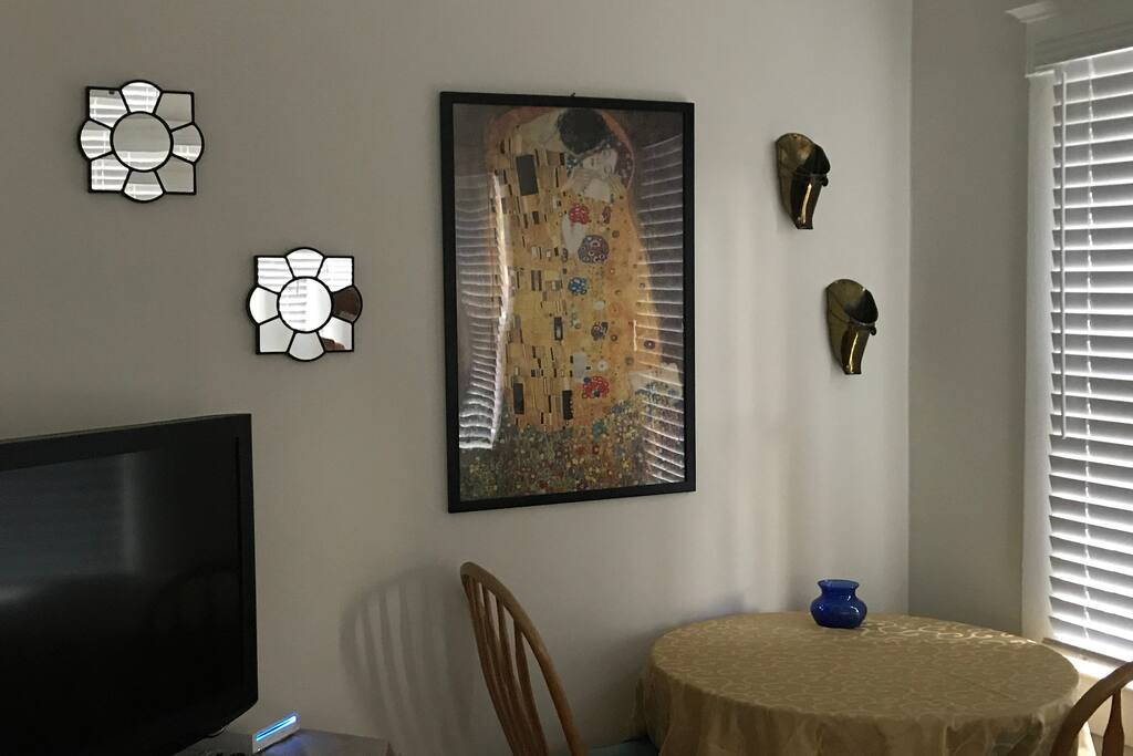 Comfy linving space with dining for two and a large TV, Wifi & Netflix .
