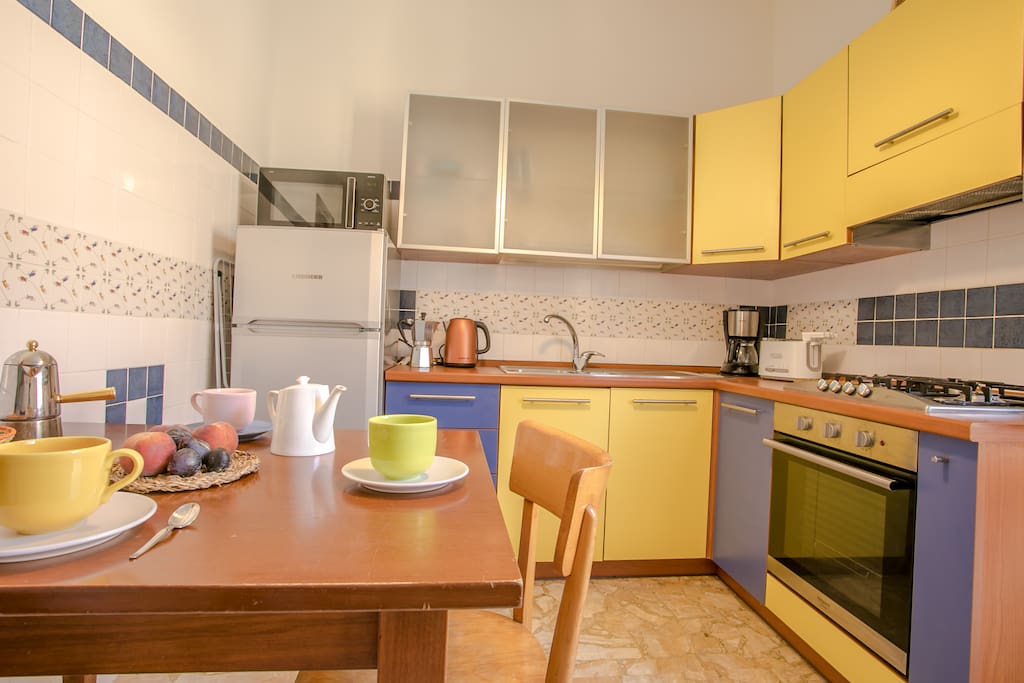 A sunny and colourful kitchen in an ideal location to visit the Biennale!