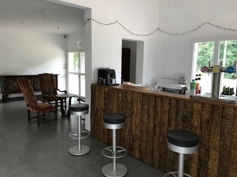 SALLE COMMUNE AVEC BAR ET COIN DETENTE