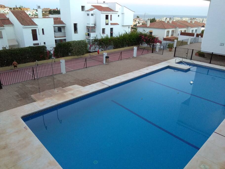 Piscina comunitaria y pista de tenis.