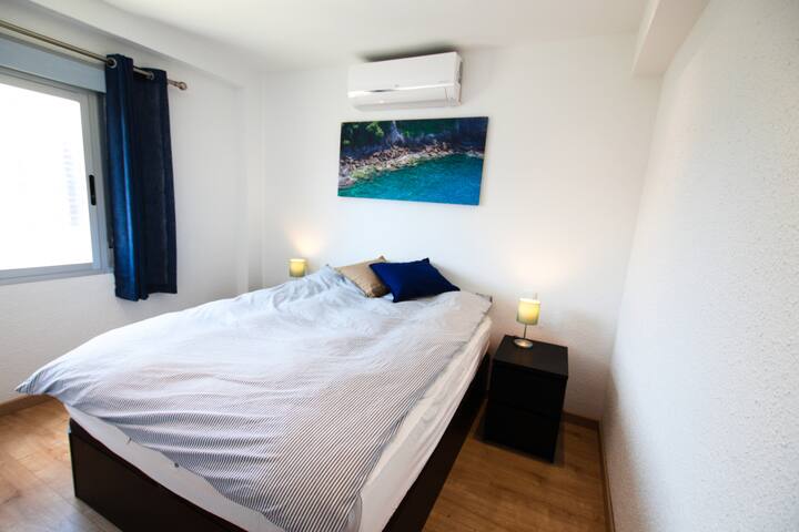 Dormitorio principal en la parte trasera del edificio con buenas vistas del centro de La Cala.