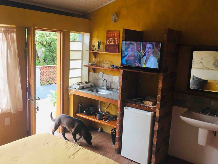 Confortável com copa e lavatorio integrados