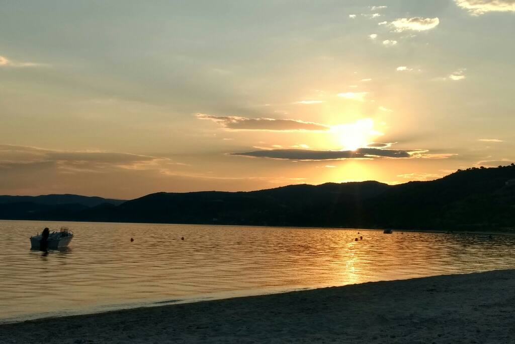 Ηλιοβασίλεμα στην παραλία.
Sunset.
