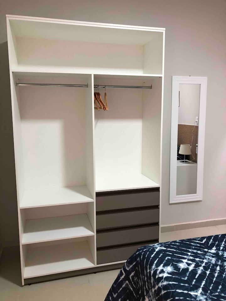 Muebles en MDF, abiertos con cajones y ganchos para acomodar bien la ropa de la pareja