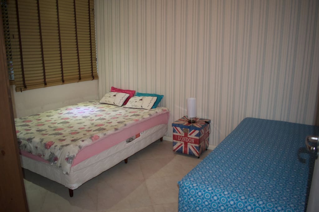 Quarto com cama casal e bicama solteiro