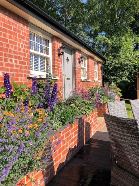 Luxury Studio Cottage in Garden Setting