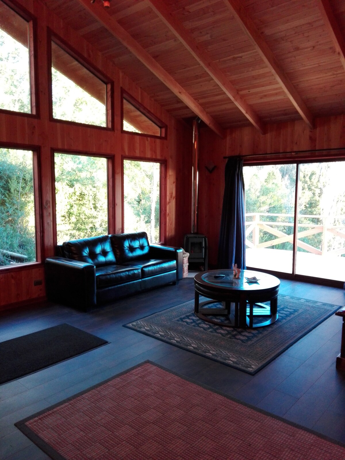 它有宽敞的单元、起居室和电视。 在寒冷的日子里，它有一个缓慢燃烧的壁炉。