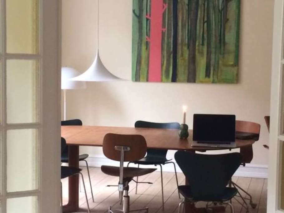 DK: Dejlige stuer med god spiseplads og stor sofa til dessert
ENG: Lovely rooms with good dining facilities and a large living room where you may hit the couch and enjoy the dessert.
