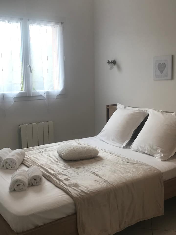 2 ადამიანისთვის განკუთვნილი საძინებელი სრულიად ახალი თეთრეულით