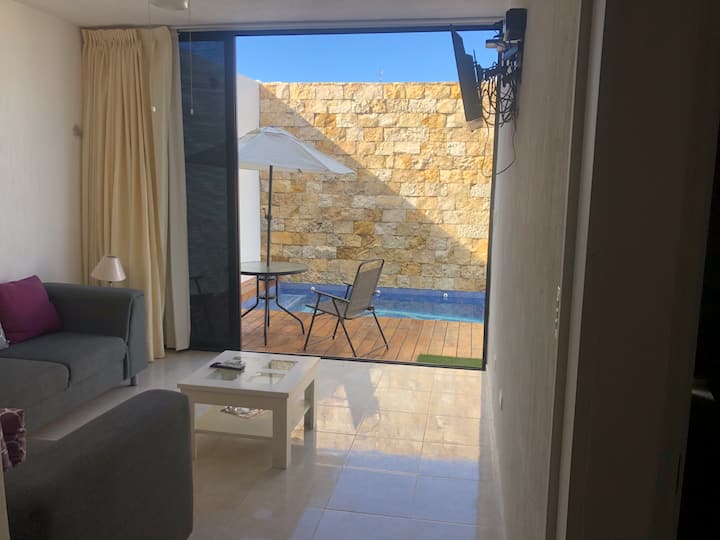 Sala con acceso a la piscina