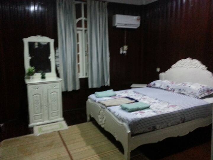 Cama tamaño queen, tocador y aire acondicionado en el dormitorio 2.