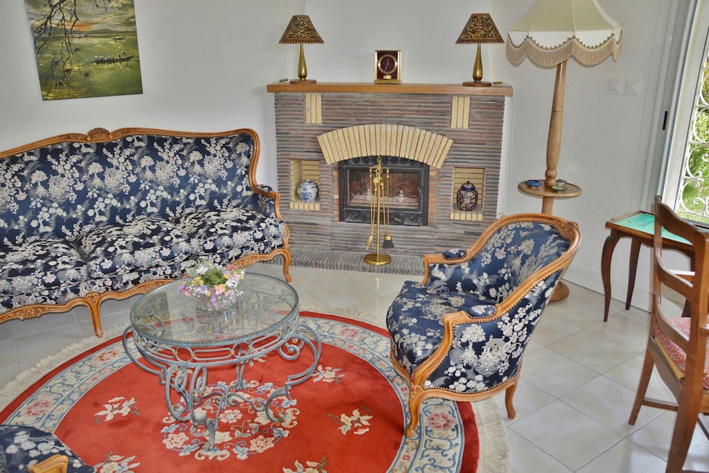 Mobilier en noyer provencal avec apport d´Extrême-Orient