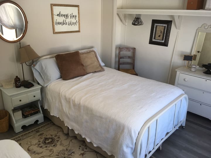 Chumba cha kulala chenye kitanda cha watu wawili na kitanda cha watu wawili