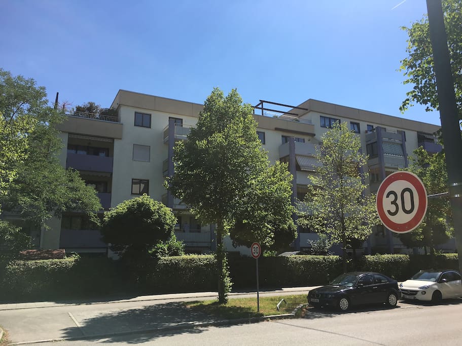 Links die Wohnung mit Terrasse zu sehen, 4. Stock
