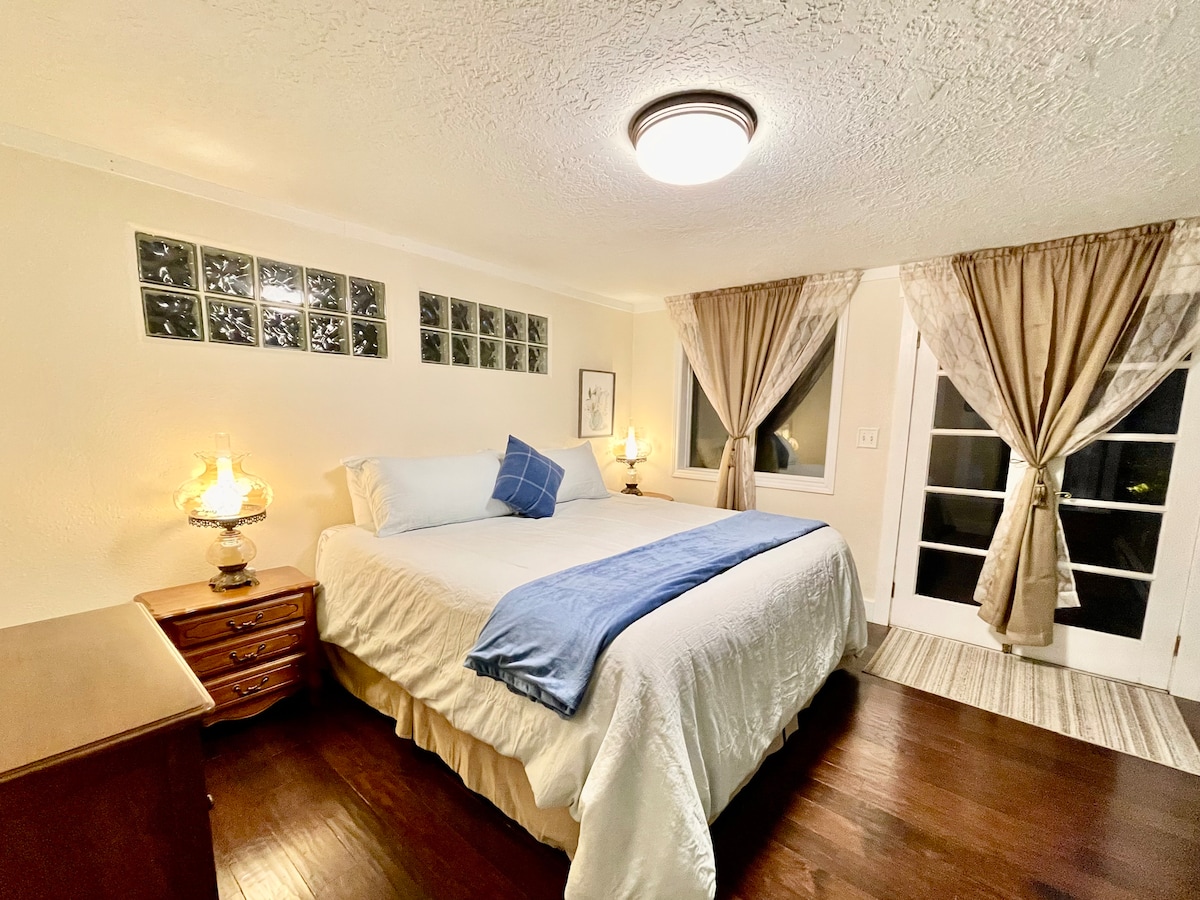 Спална соба со брачен кревет на долниот кат 