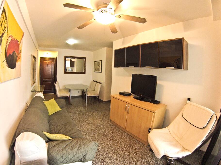 Sala com TV a cabo e ventilador de teto
