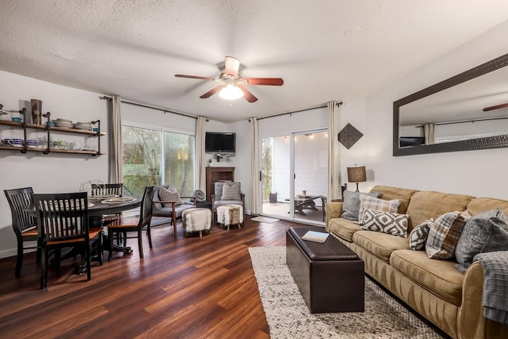 ห้องนั่งเล่นพร้อมวิวลานที่มองเห็นลำห้วยอากาศเปียก
โซฟาปรับนอนขนาดใหญ่
เก้าอี้นั่ง 2 ตัวพร้อมออตโตมัน
โต๊ะรับประทานอาหารพร้อมเก้าอี้ 4 ตัว
เก้าอี้บาร์ 2
ตัวทีวีพร้อมช่องท้องถิ่นและเน็ตฟลิกซ์