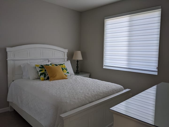 主楼层标准双人床卧室# 1 ，带梳妆台和边桌，带阅读灯 