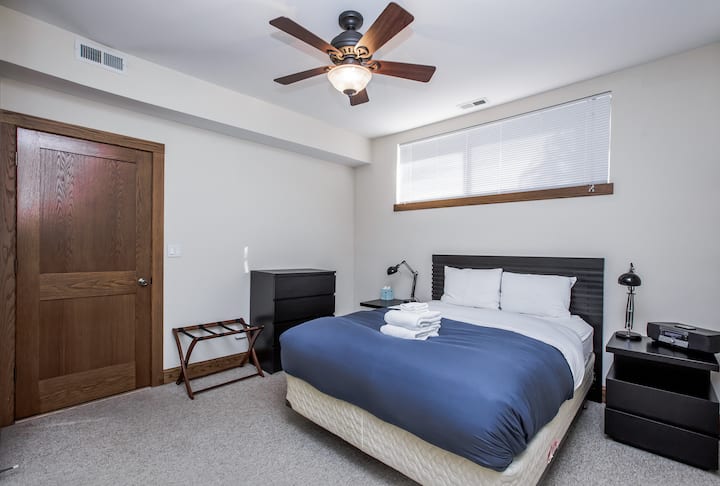 Dormitorio principal con cama tamaño queen y baño privado