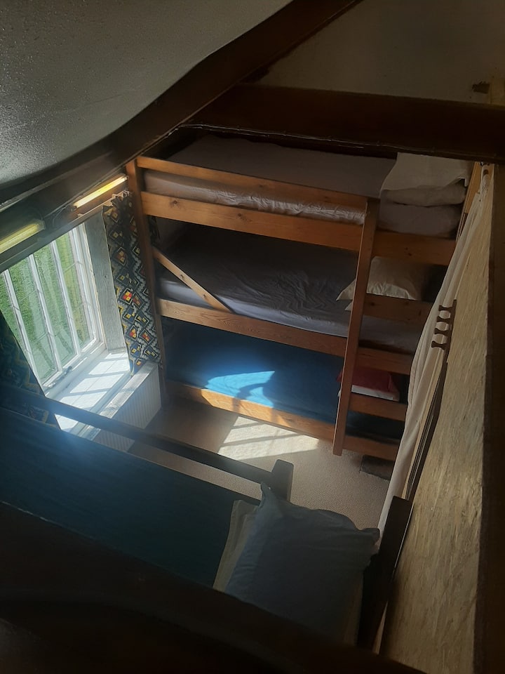 אז המעונות מופרדים על ידי קירות מחיצה בגובה מטר. ב"חדר"הזה יש 3 מיטות ו -2 מיטות קומתיים.