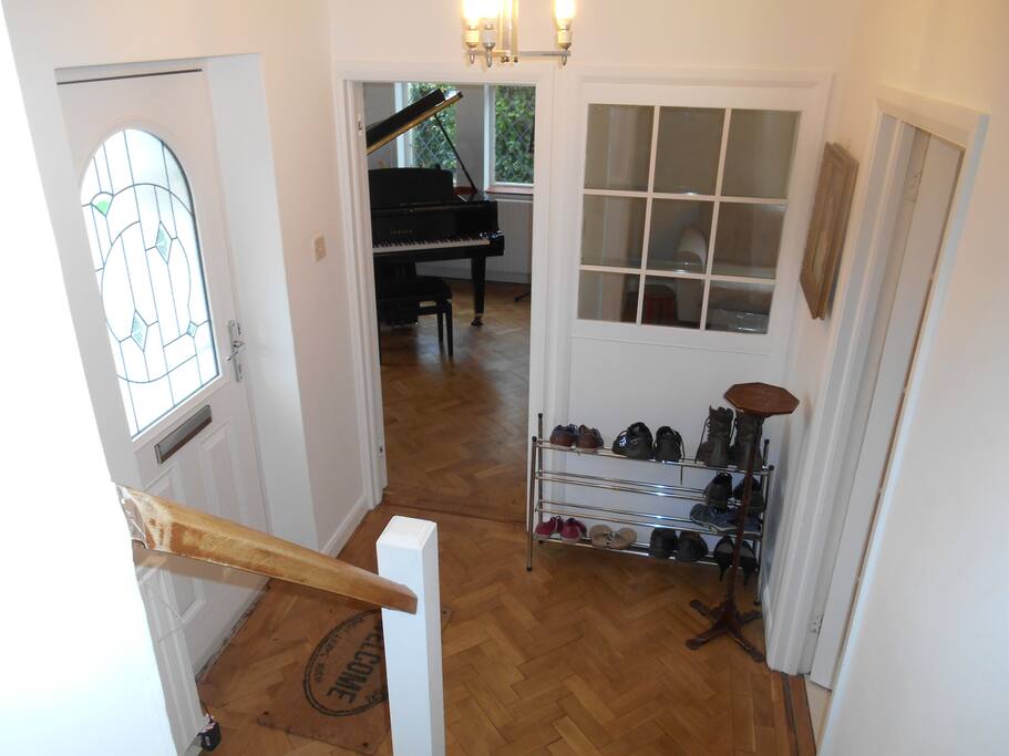 entrance hall leading to kitchen and lounge