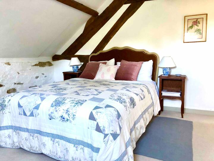 חדר שינה 4 נמצא בקומה השנייה ויש לו מיטה בגודל קינג סייז מג'ון לואיס, מרחב תלייה, שידת מגירות וחלון ולוקס המשקיף על הגינה הקדמית.  הוא חולק חדר רחצה עם חדר שינה 8 (חדר השינה הפעוט היחיד)