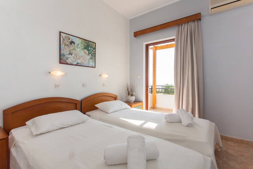 Bedroom. Between the 2 single beds we can add