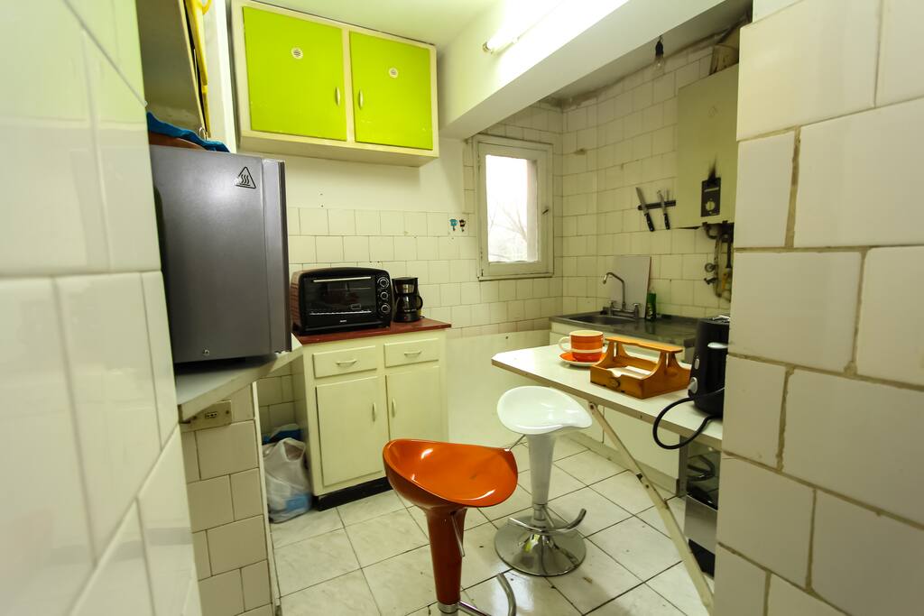 Cocina independiente, horno, microondas, cafetera, calentador de agua eléctrico, tostadora eléctrica.