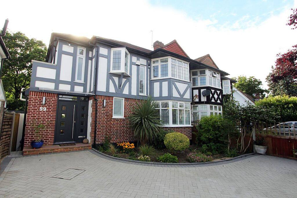 Front of the house with the driveway where you can park up to 4 cars
