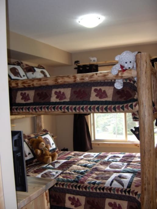The Bear's Den--queen sized bunk bed--up and down. How many bears can you count in the condo? They are everywhere!