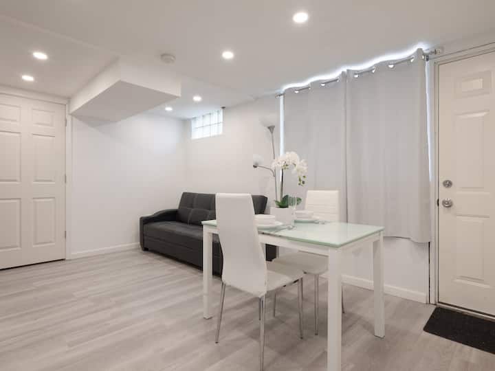 Ovaj se kauč može pretvoriti u drugi krevet! U praonici rublja dostupan je i madrac koji možete postaviti na pod za još jedan krevet! 