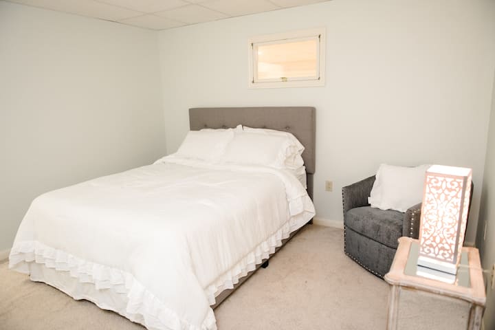 Спалня с двойно легло в мазе.