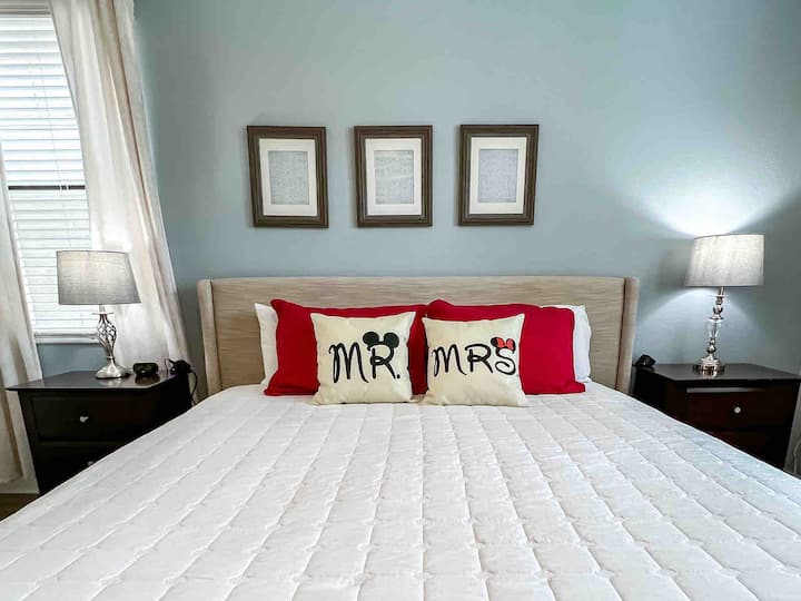 Suite tamaño king:
nuestra espaciosa suite tamaño king en el primer piso ofrece un televisor inteligente 4K de 55 pulgadas, un gran armario y un baño privado con ducha a ras del suelo. Está equipada con cargadores USB en las mesitas de noche.