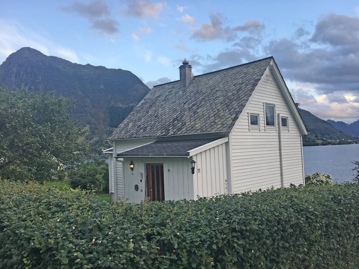 Bestemorhuset med Malmangenuten og Hardangerfjord i bakgrunnen