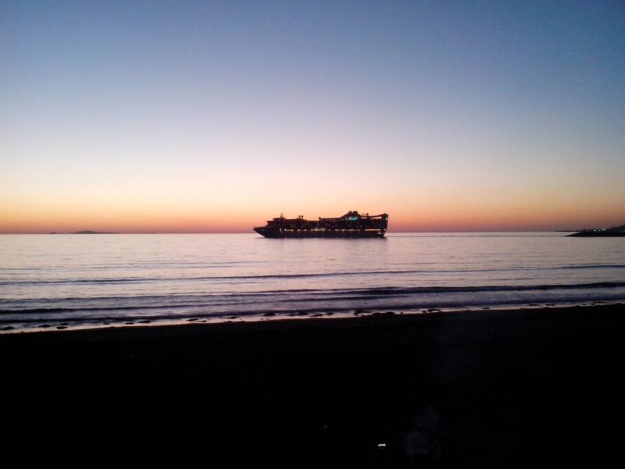Este es un atardecer en la playa de ensenada donde se colocan las casas de campaña.