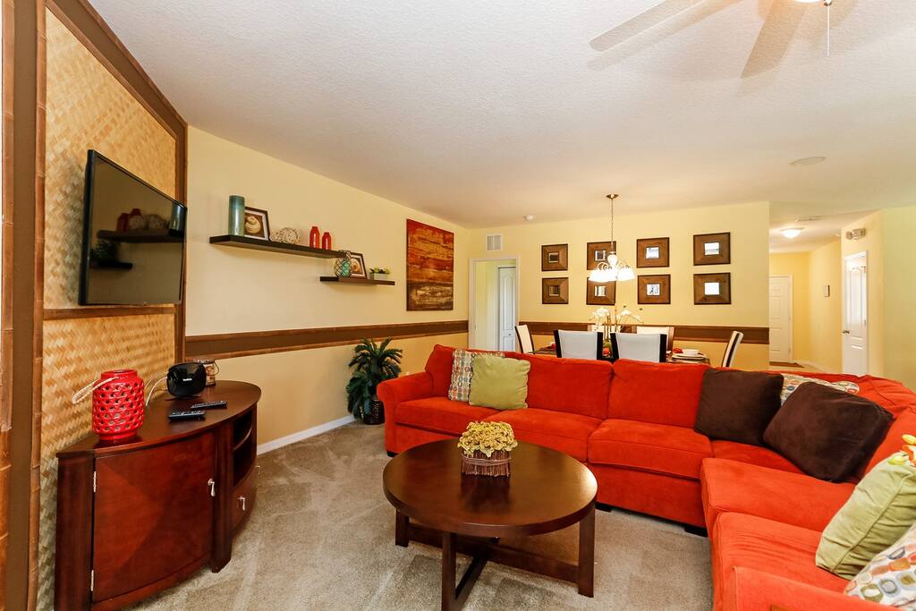 familyroom_1920.jpg