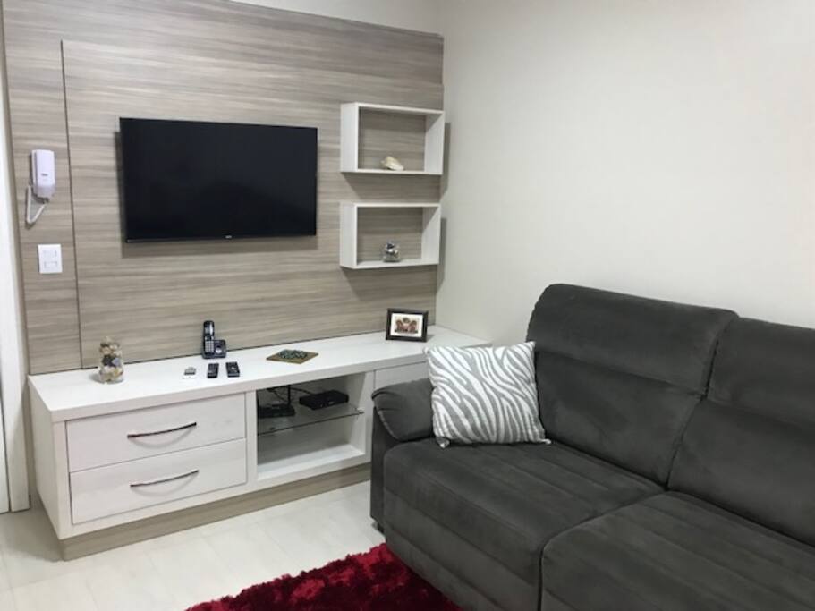Sala com ar condicionado split, com sofá cama retrátil, TV 32 polegadas com 56 canais, wi-fi