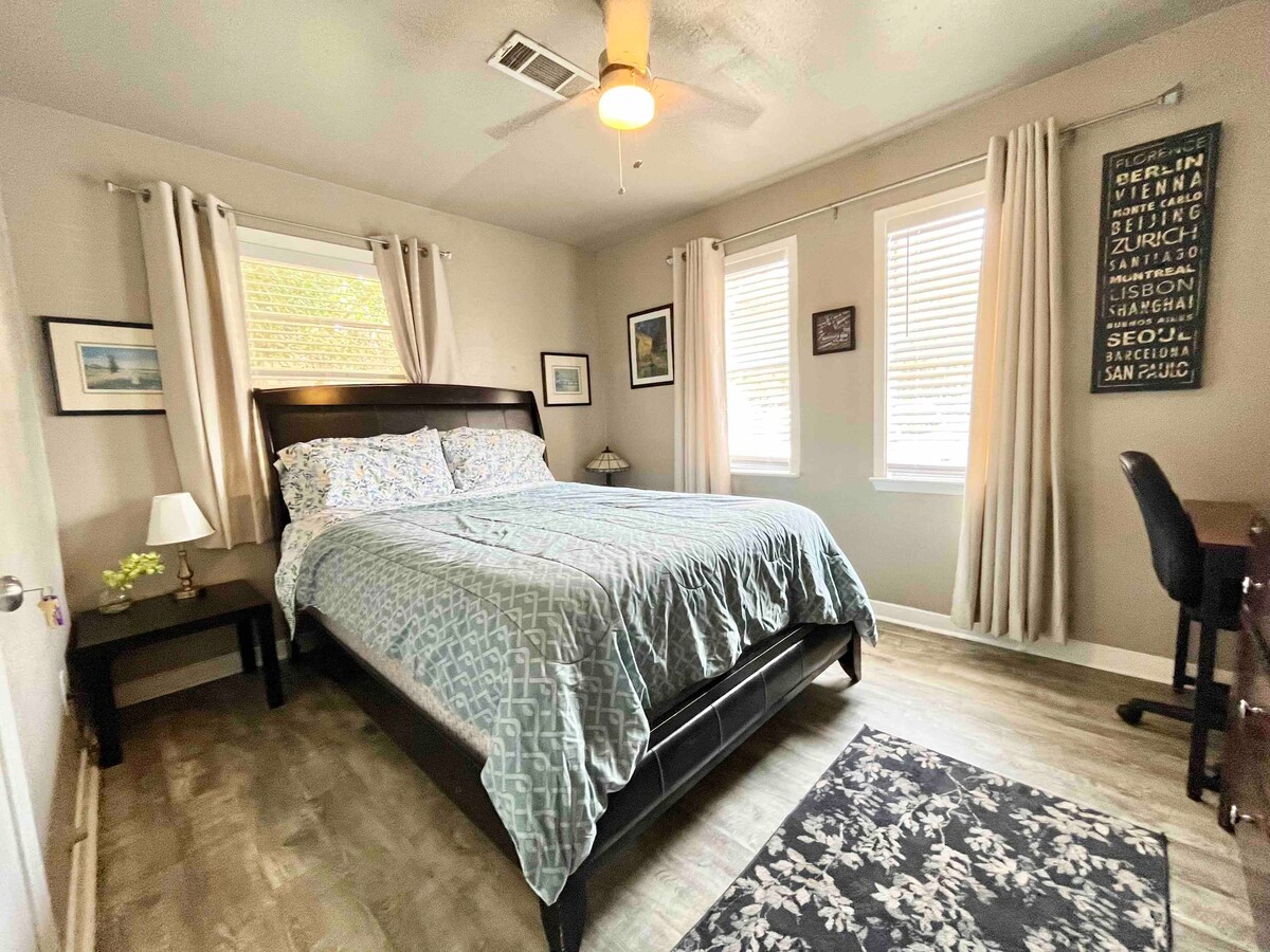 Двойно легло
- 32 в Smart Tv
- Машина за бял шум
- Многозарядна станция
- Затъмнете завесите
- Работна станция със стол