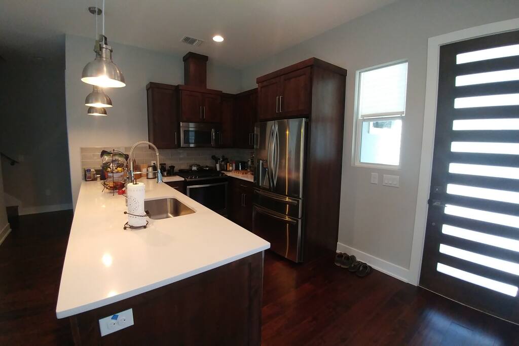 Modern kitchen that you are welcome to use.