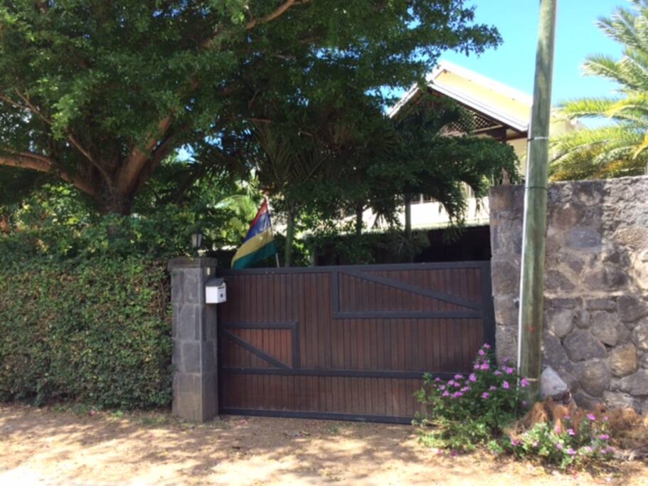 L'ENTRÉE DE LA VILLA CÔTÉ MER ET SON PORTAIL ÉLECTRIQUE