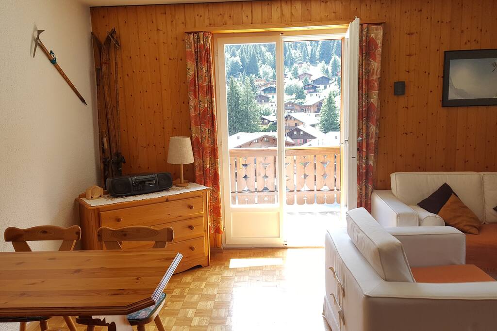 Salon avec accès à la terrasse. Vue sur la vallée