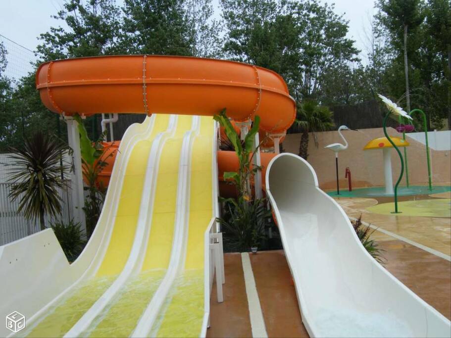 tobogans de la piscine