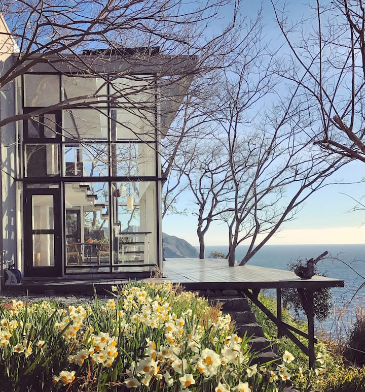Izu Cliff House 国立公園内の秘境にある絶景 モダニズム建築 借りられる一軒家 南伊豆町 静岡県 日本